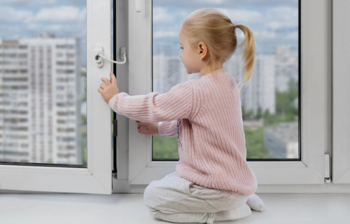 Как уберечь ребенка от выпадения из окна