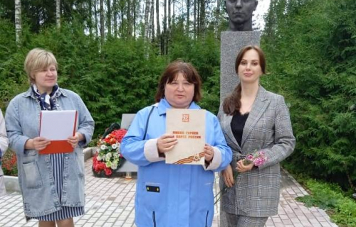Карельский Росреестр передал издание «Имена героев на карте России» историко-краеведческому музею Суоярвского района